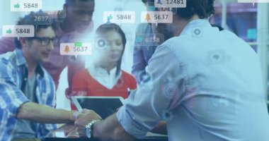 Okulda dijital tablet kullanan animasyon örtüsüyle, çeşitli gruplarla işbirliği. Teknoloji, takım çalışması, sınıf, eğitim, çeşitlilik, işbirliği