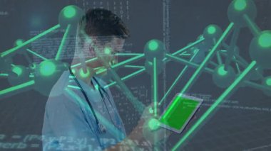 Dijital ağlı tablet kullanan sağlık uzmanı, ofisindeki verileri analiz ediyor. teknoloji, analiz, tıbbi, yenilik