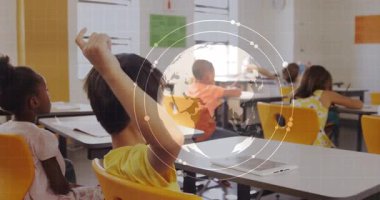 Sınıftaki çocuklar dijital küreye ve veri animasyonuna sahipler. Eğitim, teknoloji, öğrenme, yenilik, gelecek, öğrenciler
