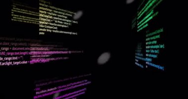 Yüzen kod hatlarının renkli animasyonu dinamik dijital ortam yaratıyor. kodlama, teknoloji, fütüristik, sanal, veri, yazılım