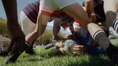 Top için yarışan rugby oyuncuları, saha animasyonunda yoğun bir maç sırasında hareket halindeler. Spor, rekabet, takım çalışması, hareket, yoğunluk, dinamik