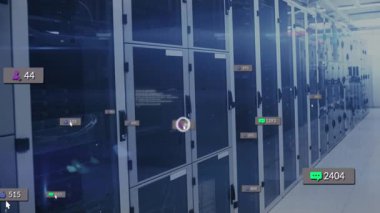 Sosyal medya etkileşim simgeleriyle sunucu odasında veri işleme animasyonu. Ağ, teknoloji, siber güvenlik, dijital, bağlantı, iletişim