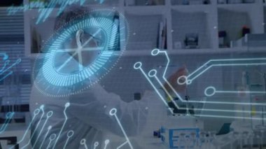 Laboratuvarda, dijital devre ile çalışan bilim adamı animasyonu ekrana yansıtıyor. Teknoloji, yenilik, araştırma, elektronik, mühendislik, deney