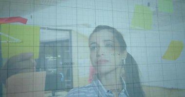 Finans grafiği ve verileri animasyonla örtüşen bir iş kadını. finans, analitik, şirket, teknoloji, yenilik, strateji