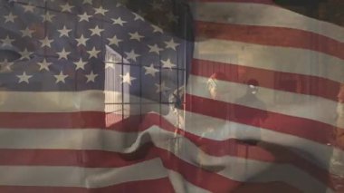 Amerikan bayrağını kaplayan koruyucu giysili kişi vatanseverliği ve güvenliği simgeliyor. Koruma, savunma, güvenlik, ABD, dayanıklılık