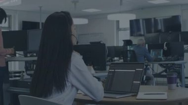 Ofis masalarında çalışan insanları dizüstü bilgisayarlarla kaplayan bilgisayar kodlarının animasyonu. Teknoloji, kodlama, yazılım, programlama, takım çalışması, işbirliği