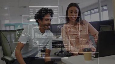 Modern ofisteki iş adamları dijital veriler üzerine animasyonla işbirliği yapıyorlar. İşbirliği, takım çalışması, teknoloji, yenilik, yaratıcılık, işyeri