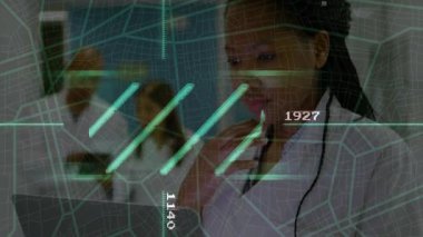 Dijital grafiklerle veri analizi, ofiste işbirliği yapan iş adamları. İşbirliği, takım çalışması, analiz, teknoloji, toplantı, beyin fırtınası.