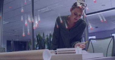 Mimari modeli inceleyen, ikili kod animasyonu olan bir kadın. Mimarlık, teknoloji, tasarım, yenilik, dijital, fütüristik