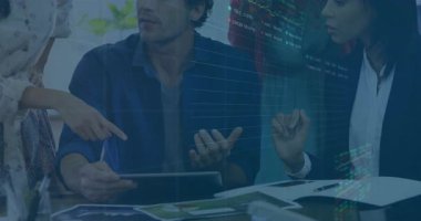 Dijital grafiklerle veri analizi, ofiste işbirliği yapan iş adamları. Analiz, takım çalışması, işbirliği, strateji, toplantı, beyin fırtınası