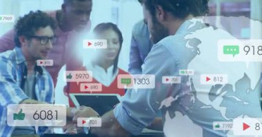 Okulda işbirliği yapıyor, sosyal medya simgeleriyle animasyon yapan çeşitli takımlar. Takım çalışması, işbirliği, teknoloji, dijital, yaratıcılık, eğitim