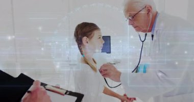 Doktor steteskop ile hastayı muayene ediyor, tıbbi ortamda animasyon örtüşüyor. Sağlık, muayene, teşhis, check-up, tıp, hekim