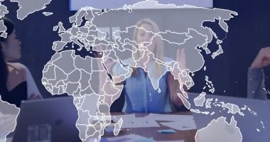 Ofis masasında dizüstü bilgisayarlarla tartışan insanların dünya haritası animasyonu. İşbirliği, takım çalışması, beyin fırtınası, küreselleşme, teknoloji, iş dünyası