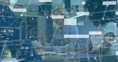 Ofiste, iş kadınları dijital verileri animasyon kaplamalarıyla analiz ediyorlar. teknoloji, işbirliği, takım çalışması, yenilik, analitik, strateji