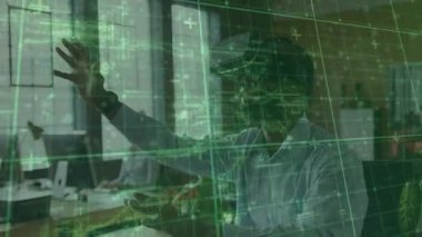 Modern ofisteki kişi, animasyon kaplamalı sanal gerçeklik kulaklığı kullanıyor. Teknoloji, yenilik, fütüristik, dijital, dalgın, artırılmış