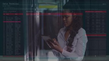 Kadın veri terminali erişimi ve kod animasyonu yerine tablet kullanıyor. Teknoloji, dijital, yenilik, kodlama, siber güvenlik, yazılım
