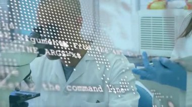 Laboratuvar animasyonunda mikroskopla çalışan bilim adamı veri örtüsünü inceliyor. araştırma, deney, teknoloji, yenilik, biyoloji, analiz