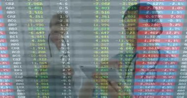 Ofiste, çeşitli iş adamları finansal verileri animasyon örtüsüyle tartışıyor. Takım çalışması, işbirliği, teknoloji, analitik, strateji, toplantı