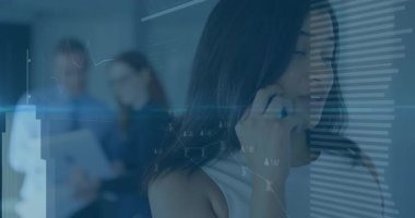 Telefonda, iş kadını ofisteki grafiklerin animasyonuyla finansal verileri analiz ediyor. finans, analitik, teknoloji, şirket, çalışma alanı, planlama