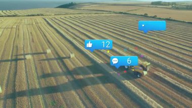 Sahada, traktör sosyal medya simgelerinin animasyonuyla çalışıyor. Tarım, teknoloji, yenilik, iletişim, ağlar, tarım