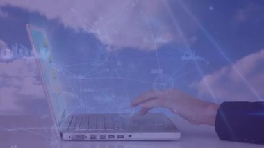 Okulda yüzen dijital simgelerle ve ağ bağlantılarıyla dizüstü bilgisayarın animasyonu. Teknoloji, eğitim, bağlantı, çevrimiçi öğrenme, İnternet, sınıf