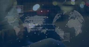 Akıllı telefonu loş ışıkta kullanan kişi üzerinde dünya haritası ve kodlama animasyonu. Teknoloji, küreselleşme, programlama, yenilik, bağlantı, dijital