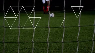 Yeşil alanda geometrik animasyon ile futbol topunu tekmelemek. spor, dijital, hareket, grafik tasarımı, atletizm