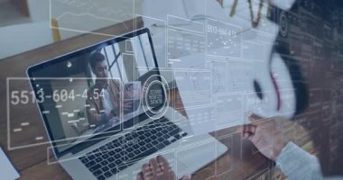 Dijital veriyi elinde tutan kişi, okulda bilgisayar ekranında görüntülü arama yapan kişi. Eğitim, sanal öğrenme, teknoloji, çevrimiçi, uzaktan çalışma, iletişim