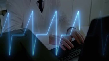 Laboratuvar önlüklü bilim adamı kalp atışı animasyonu ile bilgisayarda çalışıyor. Bilim, teknoloji, laboratuvar, araştırma, veri, analiz