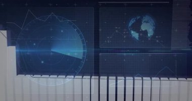 Finansal veri tabloları üzerinde dijital grafikler ve dünya haritası animasyonu. Finans, analitik, teknoloji, küreselleşme, ekonomi, sanal