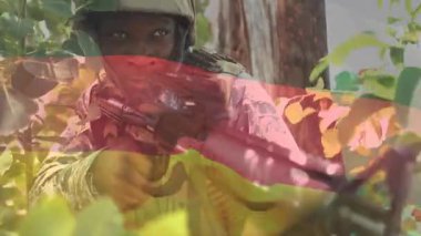 Nişan alma tüfeği, kamuflajlı asker ve saydam bayrak ormanı kaplıyor. Askeri, taktik, vatanseverlik, savunma, silahlı kuvvetler, strateji