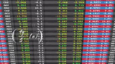 Yeşil, sarı ve kırmızı sayısal değerlere sahip finansal veri tablosunun animasyonu. Maliye, yatırım, veri analizi, ekonomi, eğilim, iş
