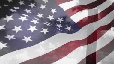 Şeffaf bölümlerden bulutlu gökyüzünü gösteren Amerikan bayrağı sallıyor. Vatanseverlik, ABD, özgürlük, bulutlar, ulusal, hava durumu