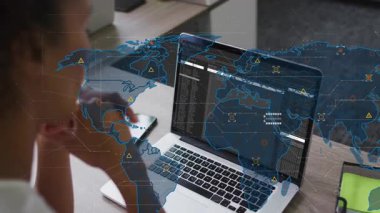 Veri analizleri dünya haritasında, laptop ekranı ofis ortamında örtüşüyor. technology, global, digital, business, workspace, futuristic