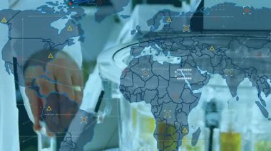 Bilim adamlarıyla laboratuvar ortamında dünya haritasında veri animasyonu işleniyor. Teknoloji, yenilik, analiz, araştırma, küresel, bilim
