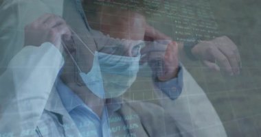 Maske ayarlanıyor, doktor finansal verileri ve grafikleri gözden geçiriyor. Sağlık, profesyonel, analitik, finans, veri analizi, teknoloji