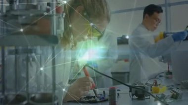 Dijital ağ bağlantıları olan elektronik üzerinde çalışan bilim insanları animasyonu örtüyor. Teknoloji, yenilik, bağlantı, araştırma, veri, fütüristik