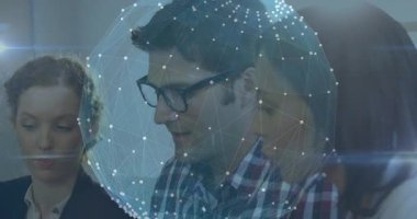 Dijital animasyon üzerine tartışmalar yapan çeşitli ekipler. Takım çalışması, işbirliği, çeşitlilik, beyin fırtınası, yenilik, yaratıcılık