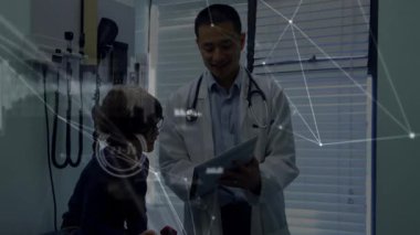 Hastanede, doktor ve çocuk dijital veri bağlantılarının animasyonuyla uğraşıyorlar. Teknoloji, sağlık, yenilik, fütüristik, etkileşim, tıp