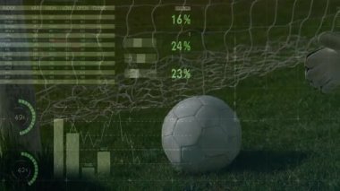 Futbol topunu tekmelemek, veri analizi ve dünya haritası animasyonu yapan bir oyuncu. technology, sports, data görselleştirme, football, global, atlet