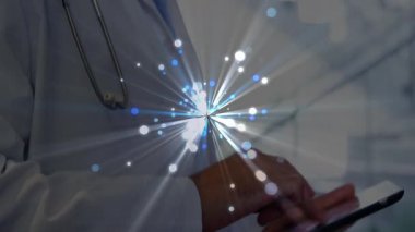 Stetoskop tutan doktor soyut mavi ışık patlaması arka planında duruyor. Sağlık, tıp, profesyonel, tıbbi, hastane, pratisyen