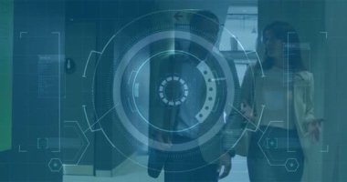 Modern ofiste yürüyen iki kişinin gelecekteki dijital arayüz animasyonu. Teknoloji, yenilik, işbirliği, çalışma alanı, iş dünyası