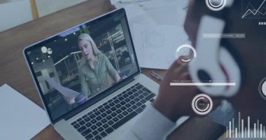 Video konferansı, dijital veri animasyonu içeren dizüstü bilgisayar kullanan kişi. Teknoloji, sanal toplantı, uzak çalışma, iletişim, bağlantı, yenilik