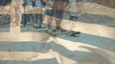 Okul etkinliğinde elinde bayrak sallayan askeri personel yürüyüşü. Tören, tören, vatanseverlik, öğrenci, kutlama, takım çalışması