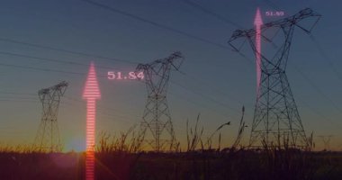 Gün batımında elektrik direkleri ve manzara üzerinde veri işleme animasyonu. Güç, enerji, altyapı, ızgara, iletim, teknoloji