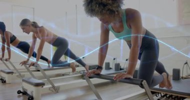 DNA dizisi animasyon kaplamalı yenilikçi makineler üzerinde çalışan kadınlar. Fitness, pilates, egzersiz, sağlık, genetik, biyomekanik