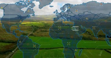 Yeşillik yeşil tarım alanları üzerinde veri görselleştirmesi olan dünya haritasının animasyonu. Tarım, veri analizi, küresel, teknoloji, sürdürülebilirlik, yenilik