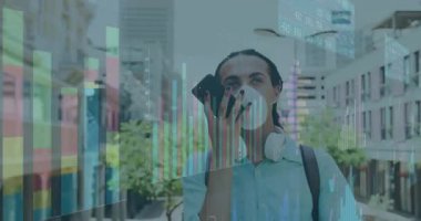 Telefon ve kulaklık kullanarak, şehir geçmişinde veri animasyonu olan biri. Teknoloji, iletişim, dijital, şehir manzarası, modern, akıllı telefon