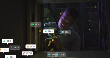 Okulda, animasyon teknisyeni sunucu kabloları üzerinde çalışıyor. Teknoloji, bilgisayar, ağ, altyapı, bakım