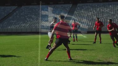 Stadyumda, ragbi oyuncuları boş koltuklarla sahada yarışıyorlar. Spor, rekabet, takım çalışması, atletizm, maç, atlet